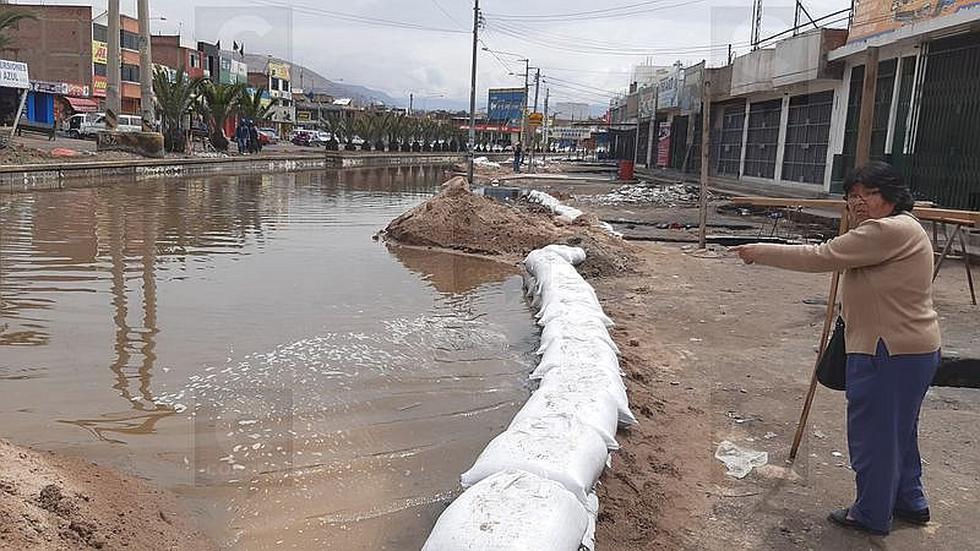 Bloquean avenida Jorge Basadre para evitar inundación de casas