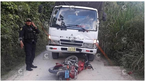 Motociclista muere al chocar su unidad con camión cargado de frutas 