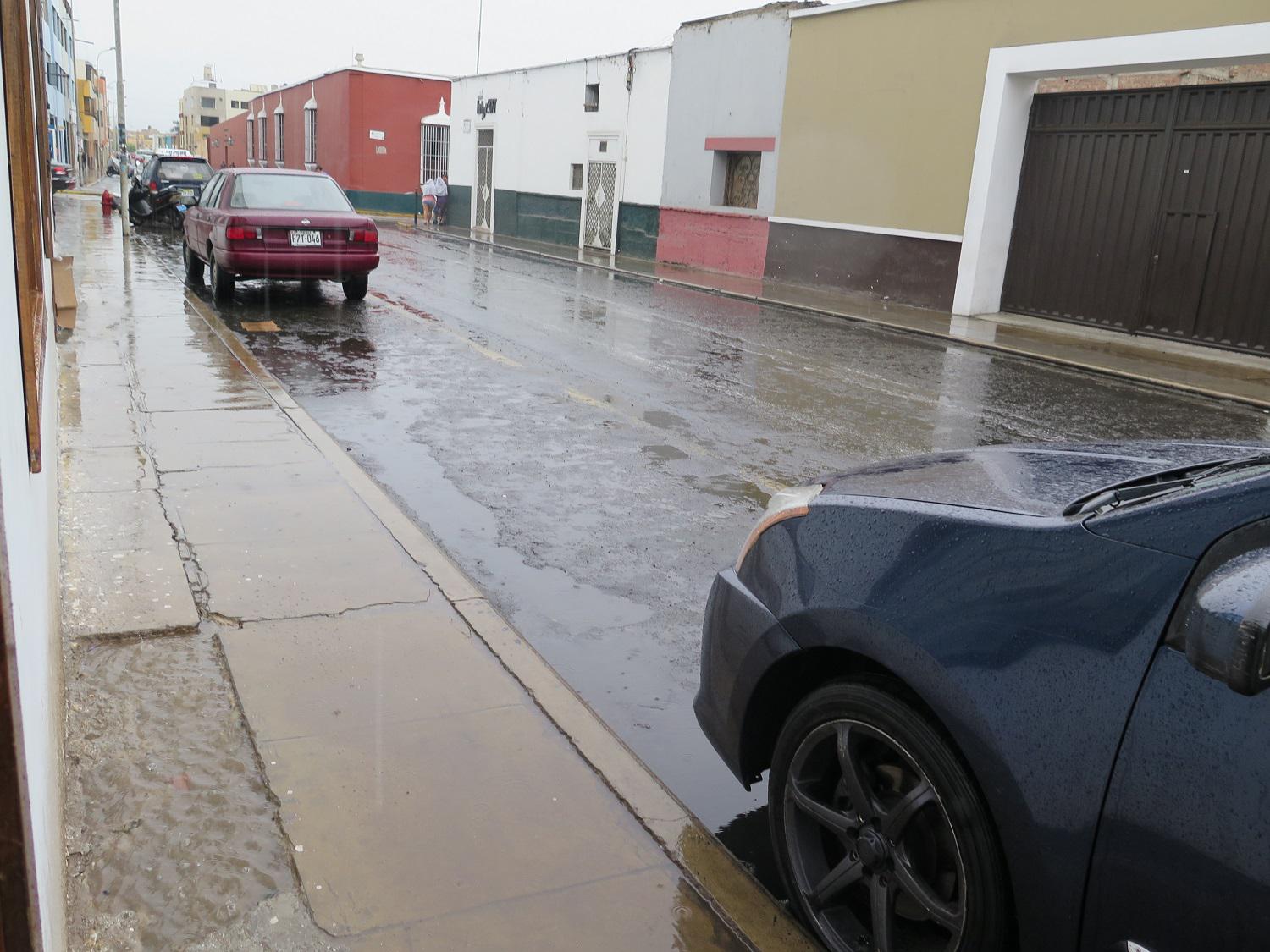 Intensa lluvia sorprende a liberteños