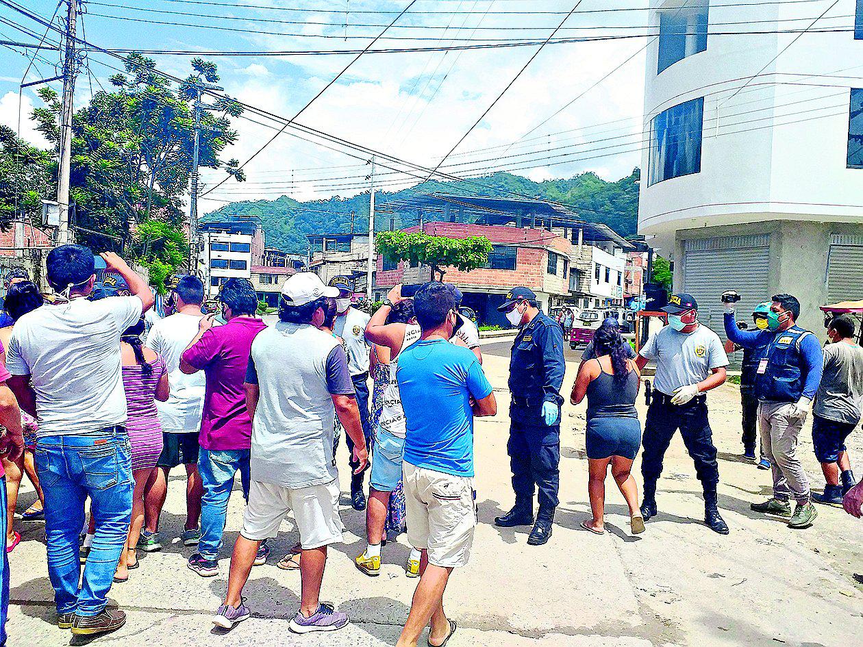 Mujer muere por COVID-19 y la entierran pero población saca  el cuerpo y lo deja en La Merced