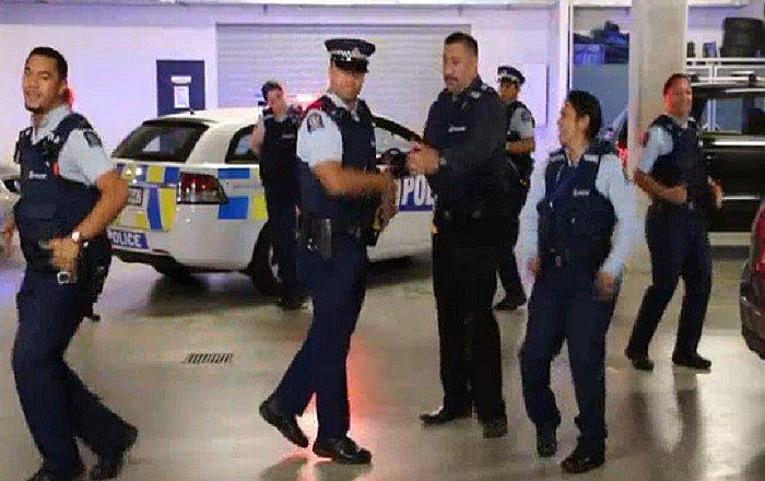 Facebook: Baile de la policía de Nueva Zelanda arrasa en las redes sociales (VIDEO)