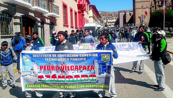 Estudiantes de tecnológico de Azangaro protestan contra Juan Luque