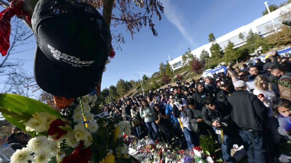 Miles de seguidores homenajean a Paul Walker en el lugar donde falleció (FOTOS)