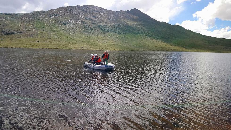 ​Sacan dos cadáveres más de laguna, que se convirtió en tumba de familia