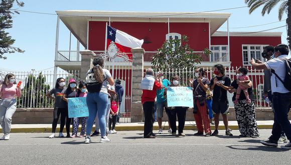 Protestan en el consulado chileno exigiendo traslado humanitario