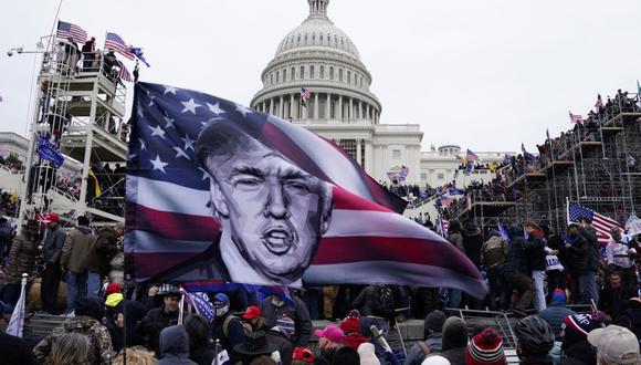 Manifestantes pro-Donald Trump asaltan los terrenos del Capitolio (Washignton, Estados Unidos), el 6 de enero de 2021. (EFE / EPA / WILL OLIVER).