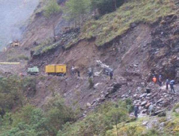 Deslizamiento de cerros en Sandia causa preocupación en pobladores