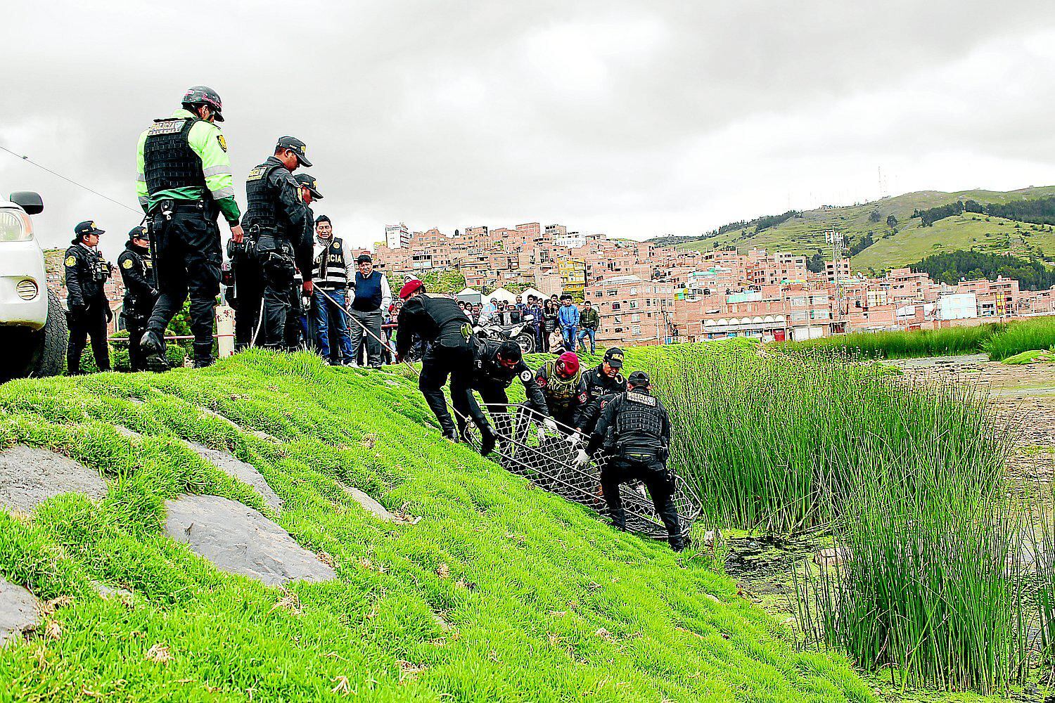 Encuentran cadáver de joven en orillas del lago Titicaca