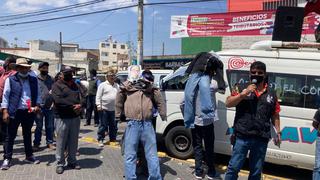 Conductores de combis y miniván se concentran en calle El Filtro a favor del paro