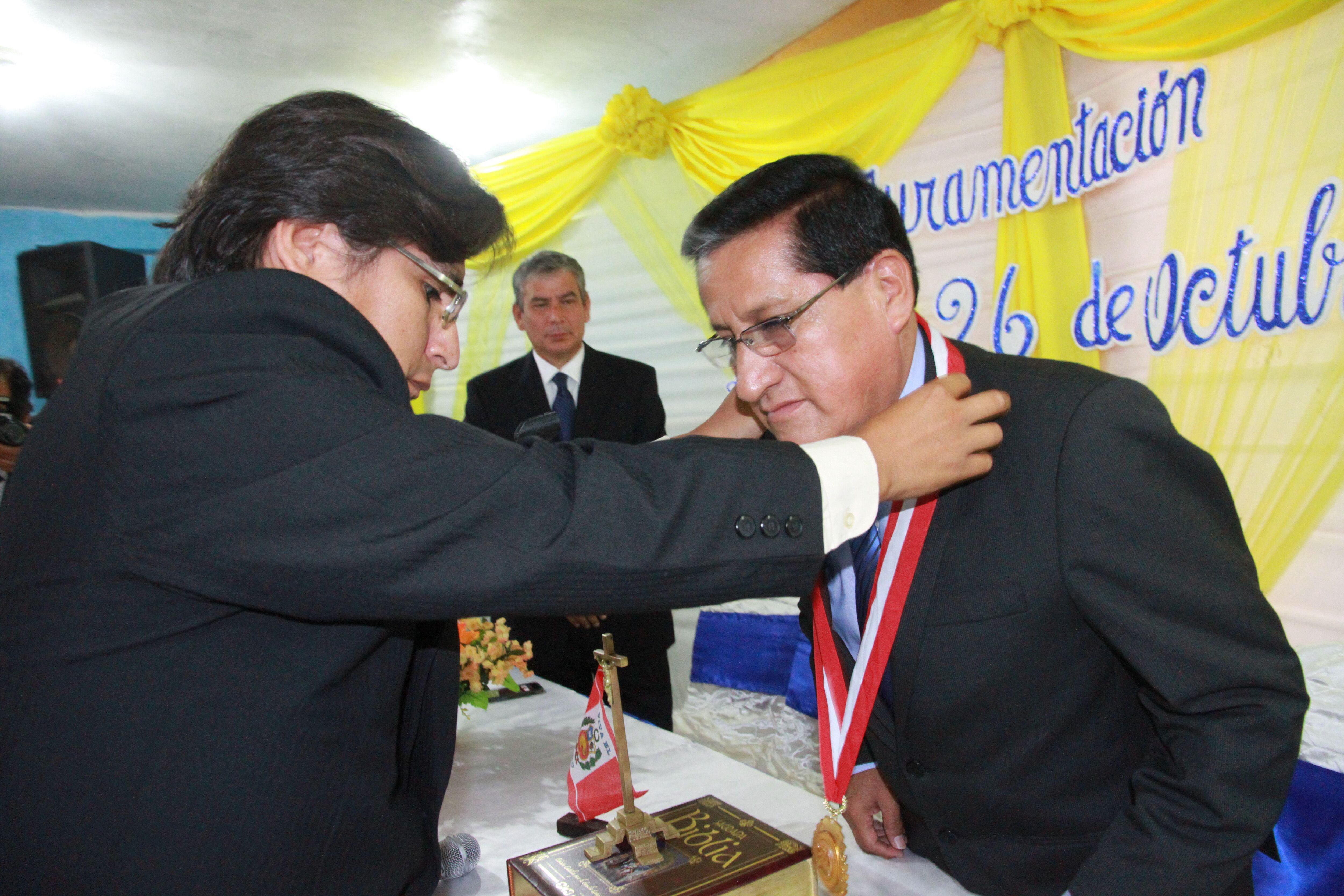 Alcalde de distrito 26 de Octubre juramentó en el cargo (VIDEO)