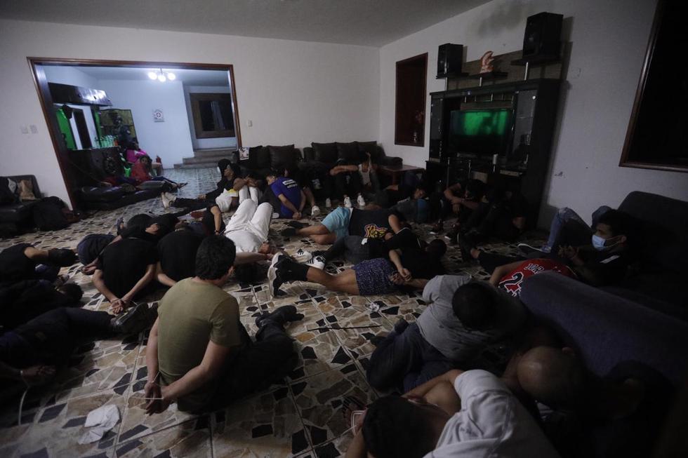 En un megaoperativo en el que participaron agentes de diversas unidades de la Policía Nacional, se intervino a más de 60 personas, entre ciudadanos venezolanos y peruanos, que se encontraban en el interior de una vivienda conocida como el ‘Bunker Calicanto’, situada dentro del condominio California, en Chaclacayo. El suceso ocurrió esta madrugada durante horario de inmovilización social (toque de queda), en el marco del estado de emergencia por coronavirus. (Foto: Joel Alonzo/ @photo.gec)
