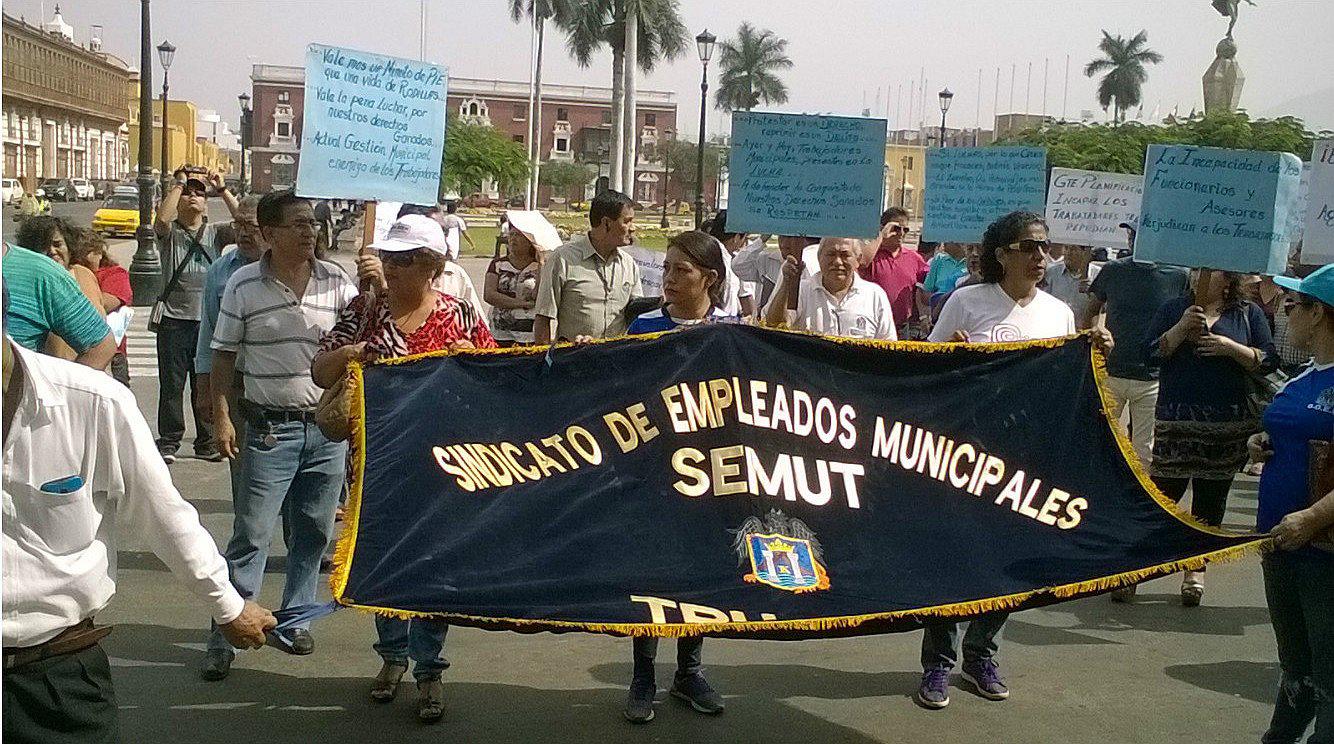 Trujillo: Trabajadores del sindicato municipal reclaman bono (VIDEO) 