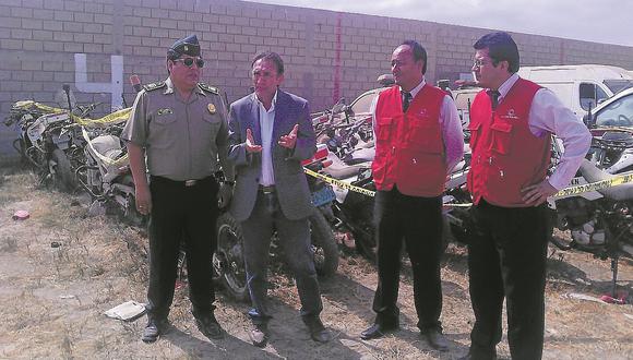 Constatan abandono de vehículos de la Policía y cemento malogrado en JLO