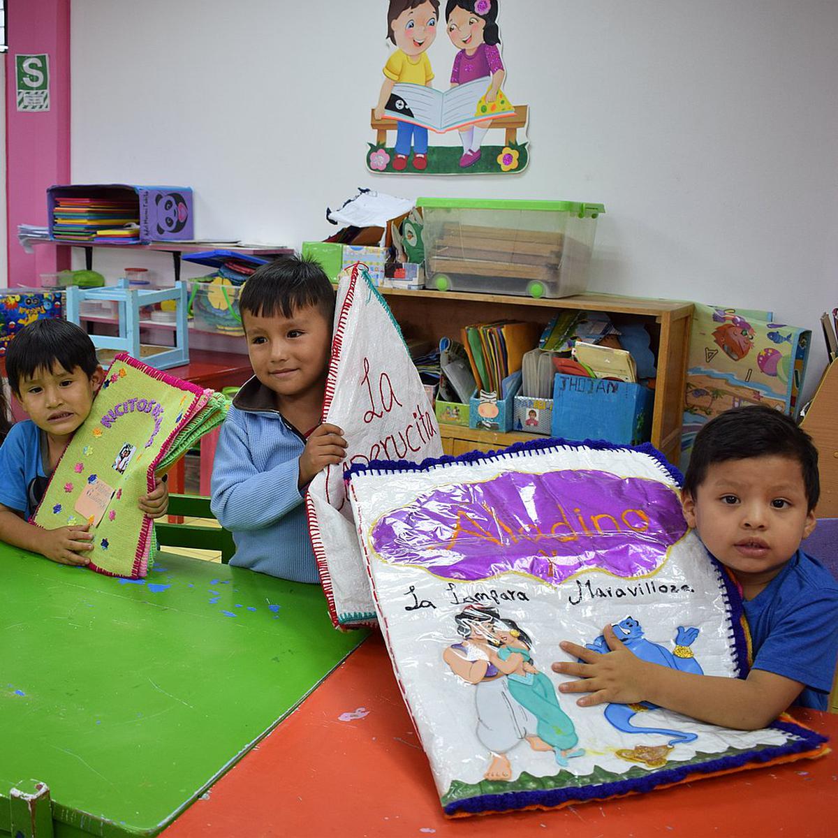 Ni os utilizan novedosos libros de material reciclado fotos