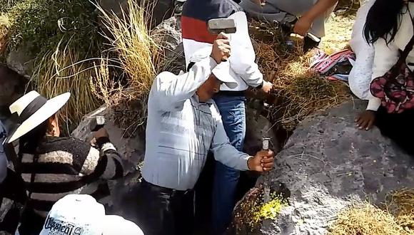Fieles de San Bartolomé en Juli extraen "plata" de un cerro (VIDEO)