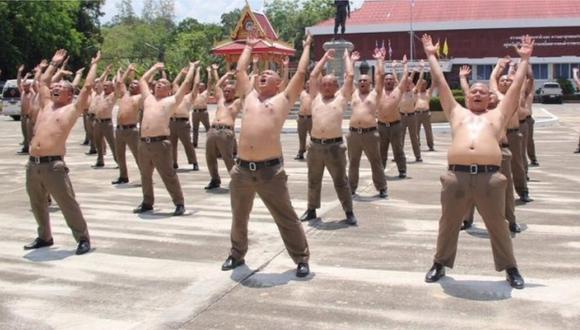 Tailandia: Envían a policías con sobrepeso a entrenar en un campamento "destructor de barrigas"