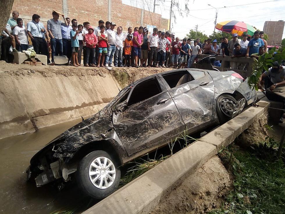 Vehículo se despista y cae en acequia Pulen de Chiclayo (VIDEO)