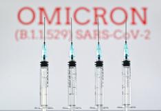 Ómicron: ¿Deben los científicos actualizar las vacunas contra el COVID-19 para la nueva variante?