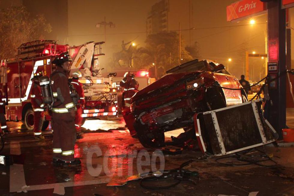 Mujer en estado de ebriedad choca contra surtidor de gasolina