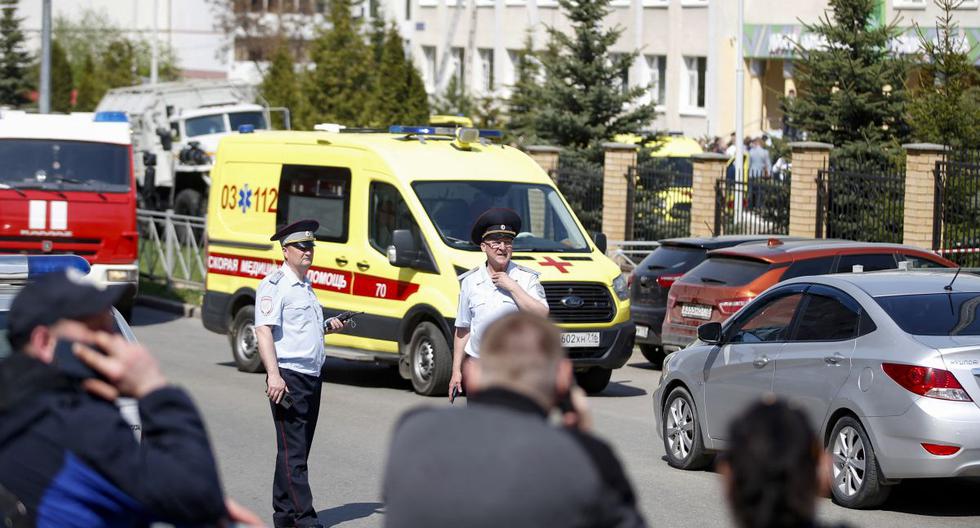 Agentes de la ley y ambulancias son vistos en el lugar de un tiroteo en la escuela No. 175 en Kazán, Rusia. (Roman Kruchinin / AFP).