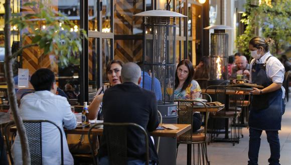 La gente come en un restaurante en Santiago el 19 de julio de 2021, en medio de la pandemia de COVID-19.  (Foto de JAVIER TORRES / AFP)