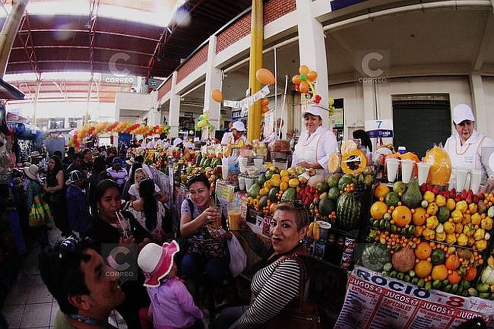 Personas disfrutaron con el 1er Festival de jugos y sánguches en el mercado San Camilo (FOTOS)