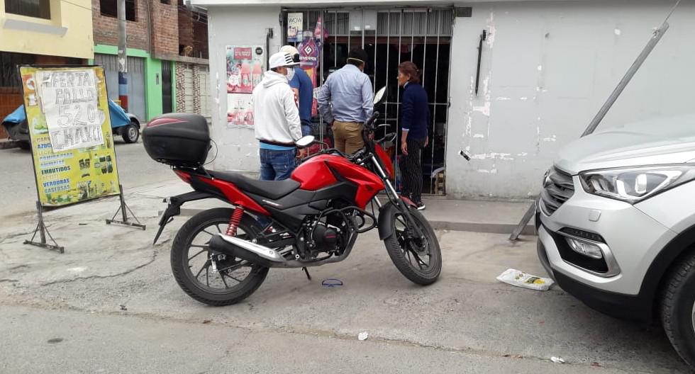 Arequipa: En este establecimiento dos sujetos armados realizaron un dispararon y robaron 15 mil soles a cobrador de distribuidora de pollos. (GEC)