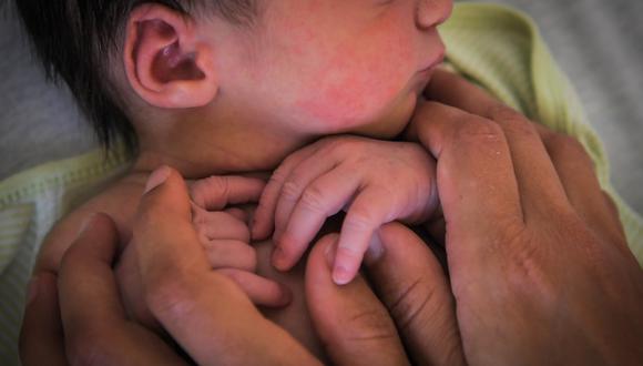 Bebé nace con anticuerpos contra la covid-19 en Singapur. (Loic Venance/AFP/Referencial)