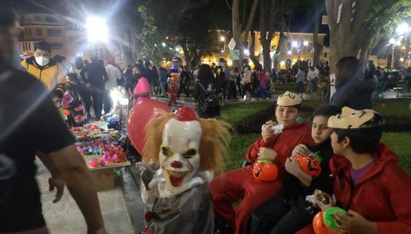Cientos de huanuqueños en Plaza de Armas no respetaron distanciamiento social por la COVID-19/ Foto: Edgar Falcón