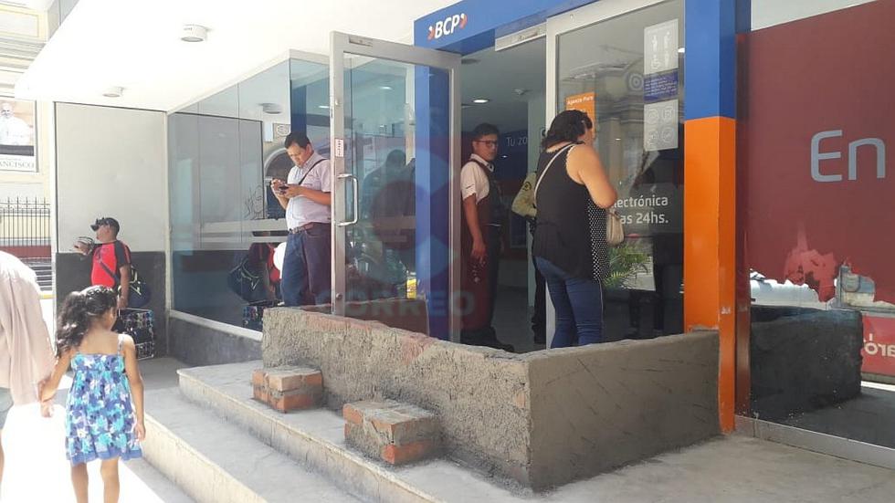 Colocan muros en locales del centro histórico por temor a un nuevo desborde del río (FOTOS)