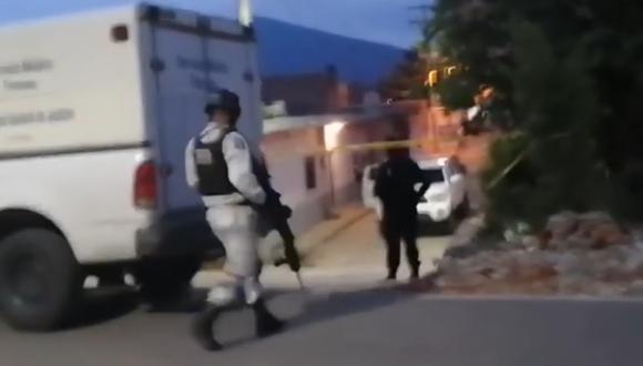 Miembros de la policía municipal resguardan el área donde un comando armado asesinó a siete personas, en la ciudad de Salvatierra, estado de Guanajuato. (Foto: captura de pantalla | Facebook | Periódico correo)