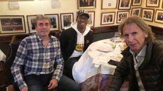 Ricardo Gareca visita a Luis Advíncula junto a Néstor Bonillo