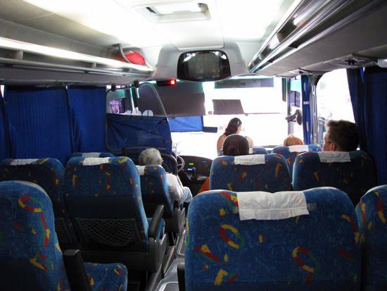 Auto choca contra bus interprovincial de la empresa San Martín