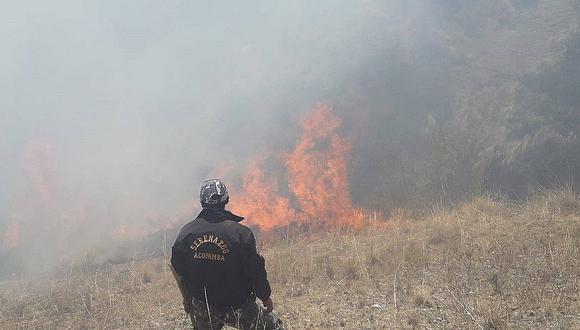 Voraz incendio arrasa con zonas forestales