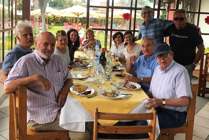 Alfredo Bryce Echenique compartió la mesa con sus amigos más cercanos al cumplir 81 años. (Foto: Alonso Cueto / Vía Facebook)