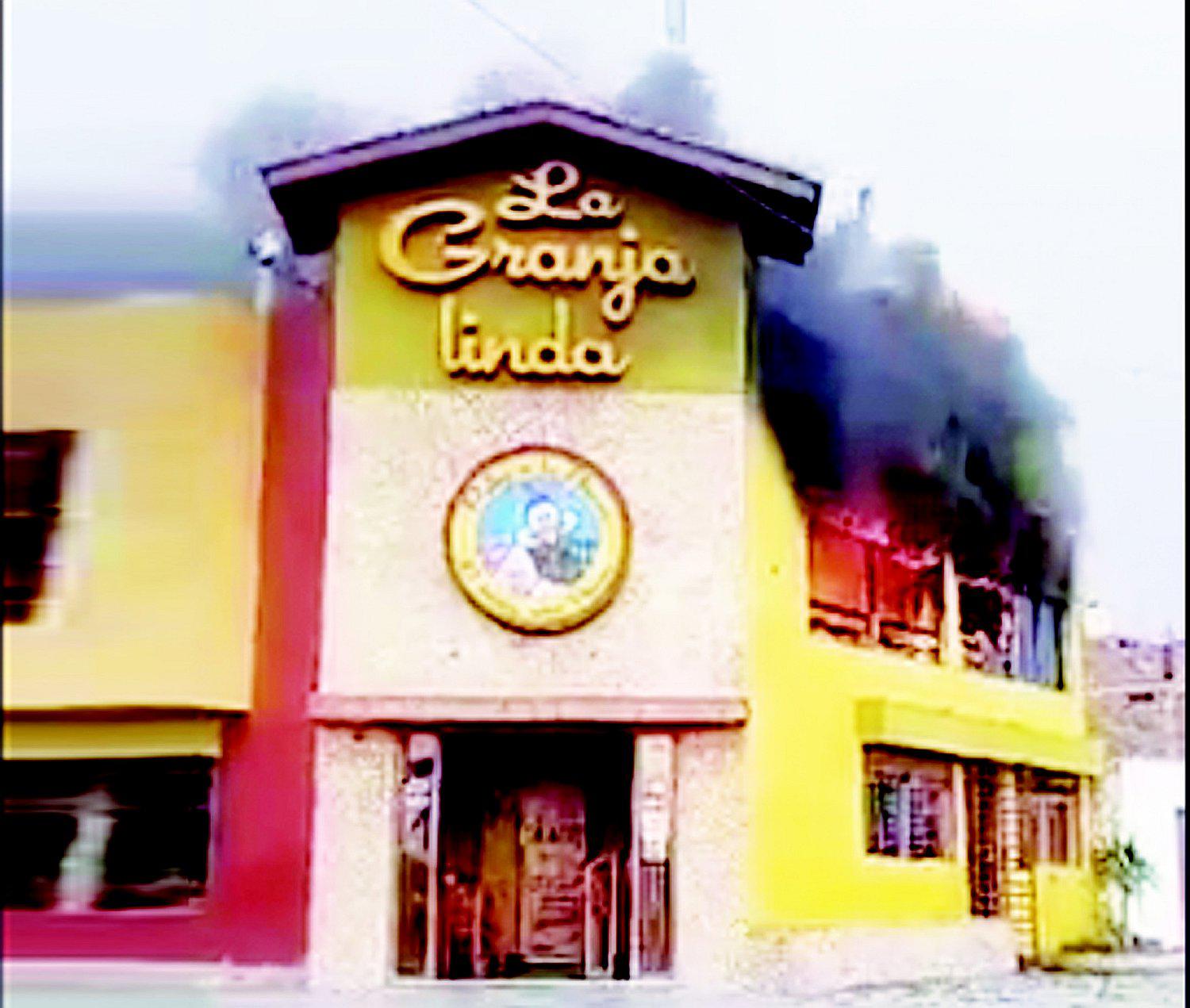 Un incendio consume local de conocida cadena de pollerías en Tres de Octubre 