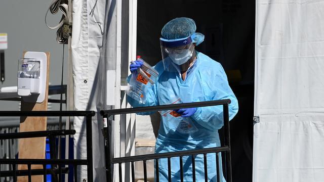 Un trabajador médico sale de una tienda de pruebas de coronavirus, COVID-19, en el Brooklyn Hospital Center, en la ciudad de Nueva York. (AFP/ANGELA WEISS).