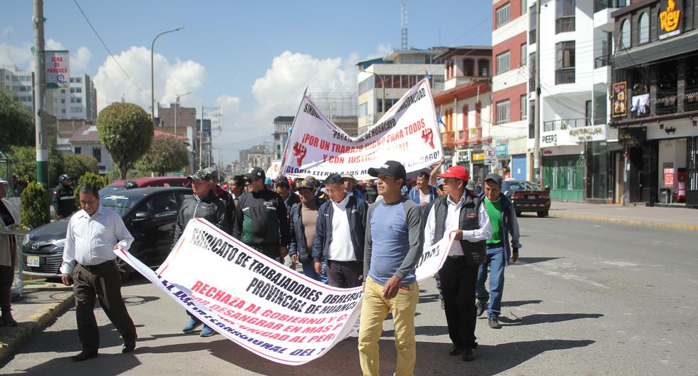 Huancayo: En su día trabajadores protestan en contra de incremento de bono para congresistas 