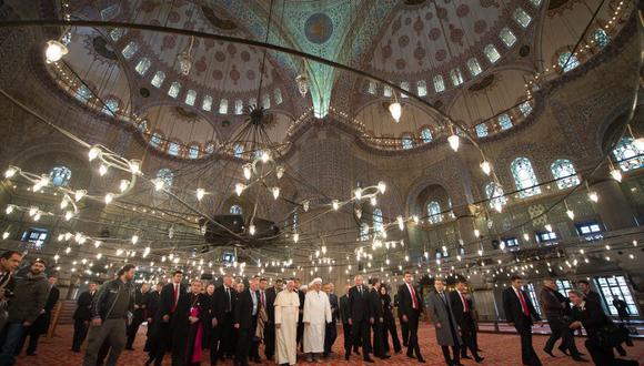 ​El papa reza en la Mezquita Azul e invoca con ortodoxos la reunificación