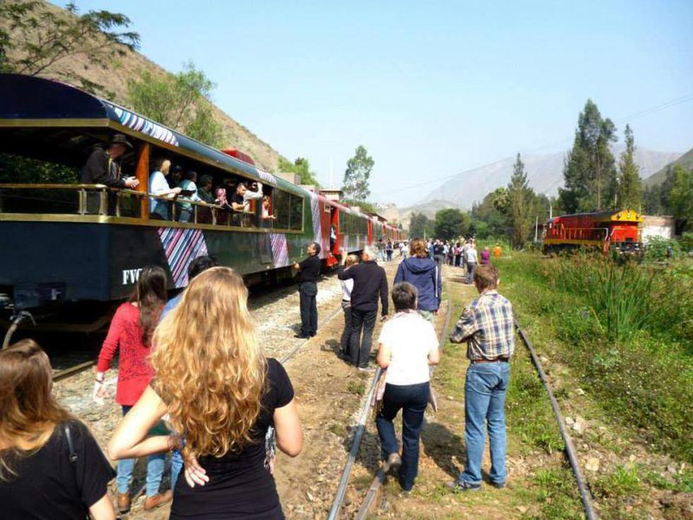 Turistas llegan a Huancayo en tren y bailan Huaylarsh (FOTOS)
