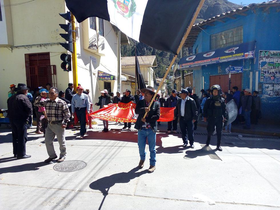 Se movilizan con banderas negras en protesta contra la corrupción