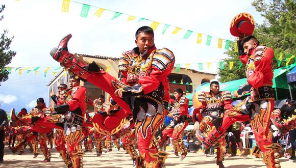 Puno: caporales de Ejército ganaron en concurso de danzas en Caracoto 