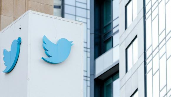 El logotipo de Twitter se ve en un letrero en el exterior de la sede de Twitter en San Francisco, California, el 28 de octubre de 2022. (Foto de Constanza HEVIA / AFP)