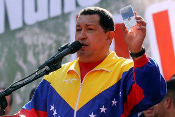 Chávez presenta 2 nuevos modelos del "celular bolivariano" pero él usa blackberry