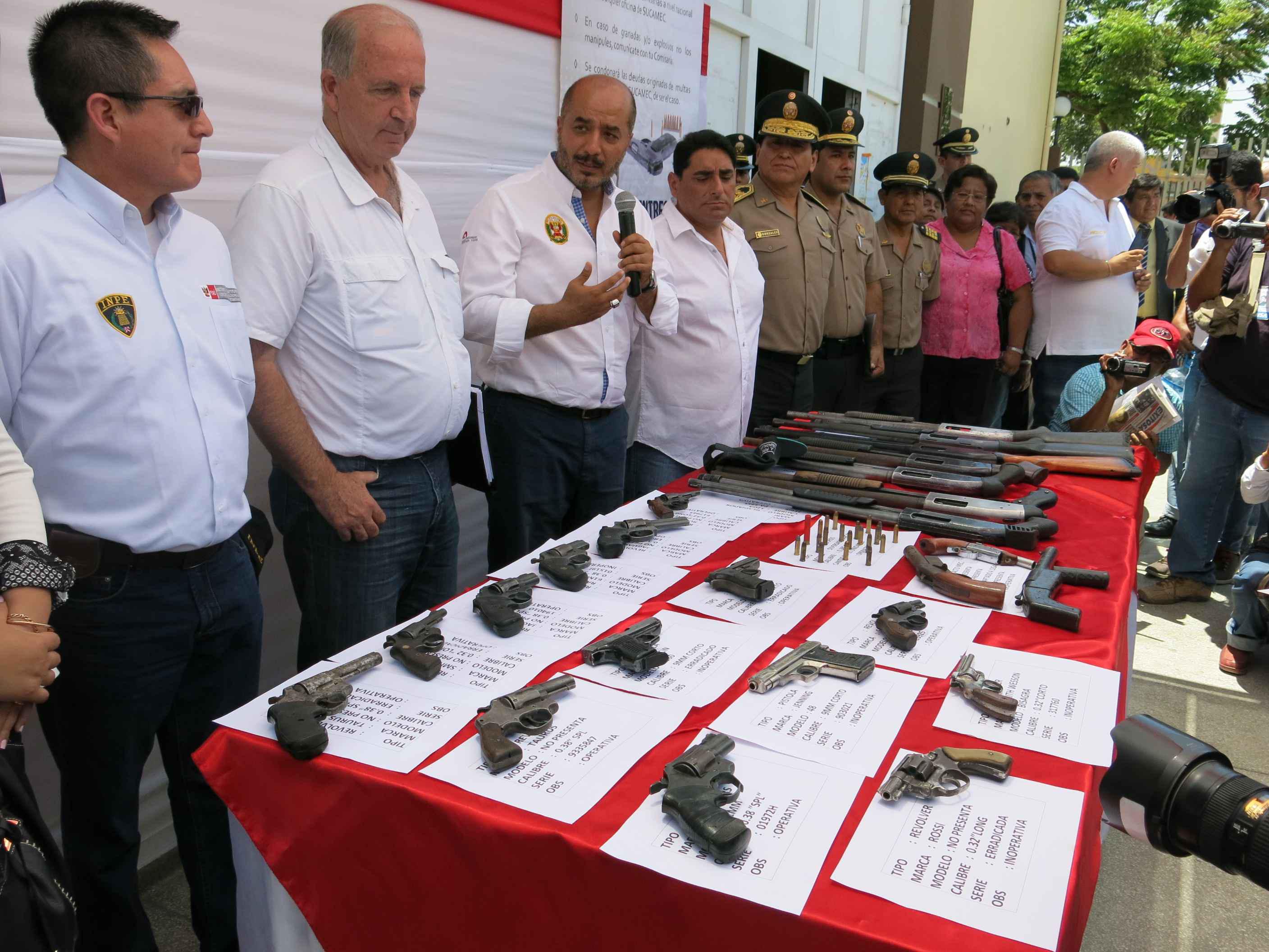 Ministro participa en la entrega de armas por campaña de pacificación