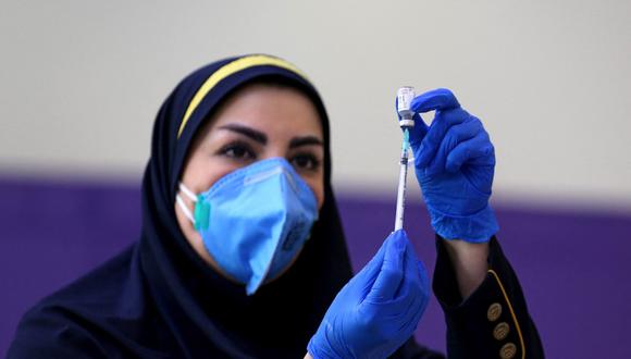 Una trabajadora de la salud iraní prepara una inyección de la vacuna COVIran Barekat durante el inicio de la segunda fase de ensayos en la capital, Teherán. (Foto de ATTA KENARE / AFP).