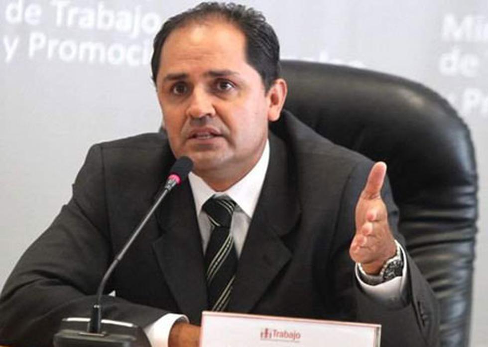 Sutep agrede a ministro Villena con huevos y palos