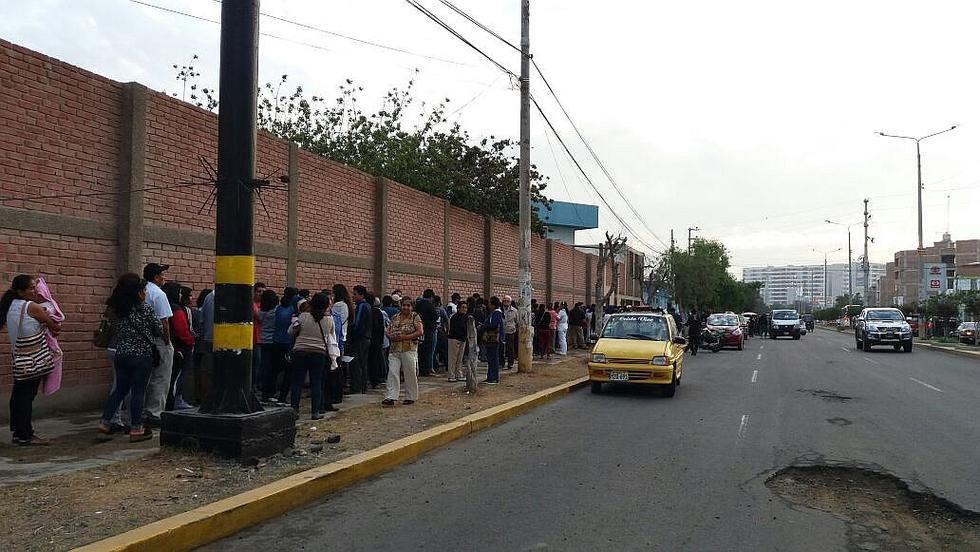 Gestantes, niños y ancianos hacen largas colas por una cita en EsSalud (VIDEOS)