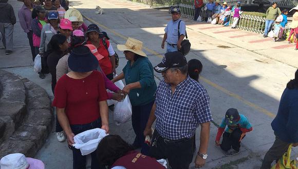 Pobladores de Quequeña que quedaron afectados por lluvias recibieron víveres