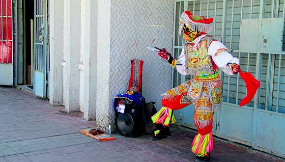 La danza de las tijeras lo llevó por el mundo y ahora baila en una esquina del centro de Huancayo